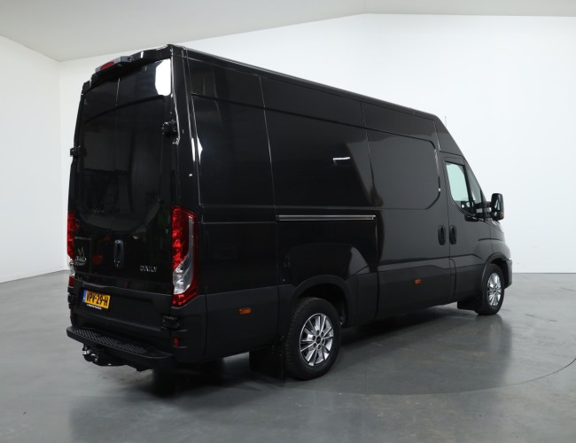 2022 Iveco Daily 35S21 3.0 204pk L3H2 - 3500kg trek - AUT VT560 | Transport | Bedrijfswagens