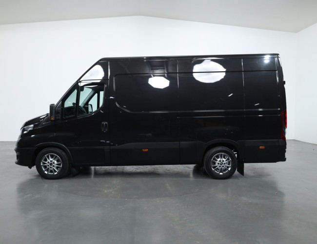 2022 Iveco Daily 35S21 3.0 204pk L3H2 - 3500kg trek - AUT VT560 | Transport | Bedrijfswagens